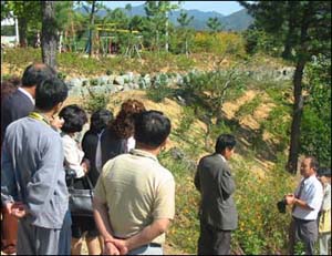 목행초등학교 윤명규 교감선생님의 설명을 듣고 있는 참가자들. 